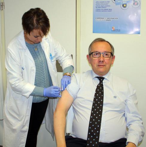 López- Escobar recibe la vacuna en un centro de salud. 