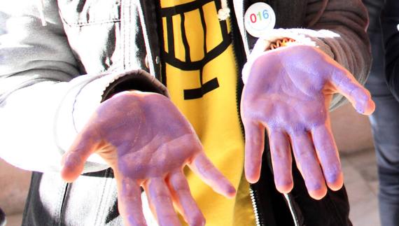 Un joven muestra la palma de las manos como símbolo del Día Contra la Violencia de Género. 