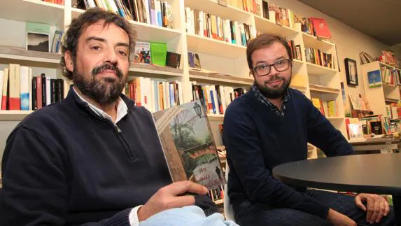 César Fraile y Francisco Rubio, ayer, durante la presentación de ‘Un aire anunciado’, en la librería Intempestivos.Antonio Tanarro