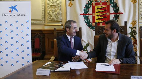 José Manuel Bilbao, director territorial de CaixaBank en Castilla y León y Asturias, firmó el acuerdo con el alcalde Óscar Puente. G. Villamil