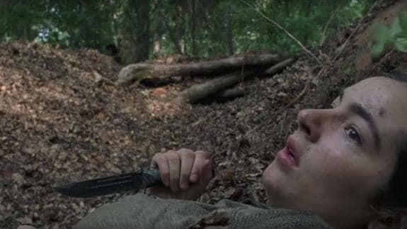 Tara se esconde en el bosque cuando intentan matarla