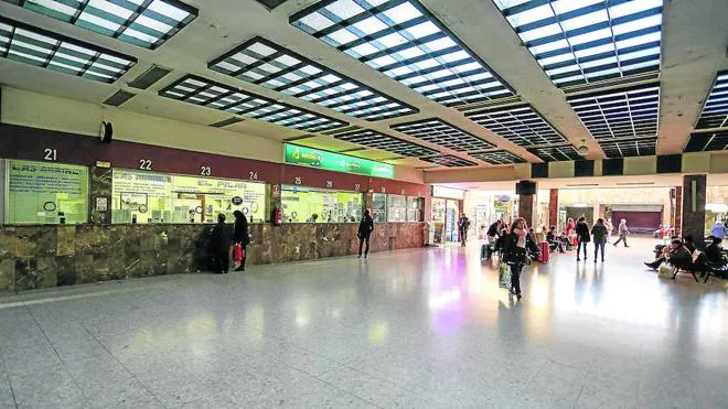 Dependencias interiores de la estación de autobuses de la capital salmantina, donde se ubican las taquillas para la venta de billetes al público.