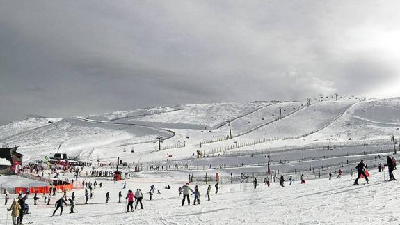 Esquiadores disfrutando de las instalaciones de la estación de esquí Sierra de Béjar-La Covatilla en temporadas pasadas. 