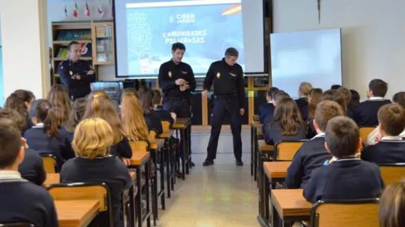 Dos agentes en una de las charlas con los escolares del Santo Domingo de Guzmán. 