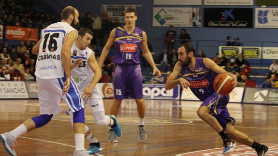 Dani Rodríguez, con el balón ante el Marín Peixegalego.