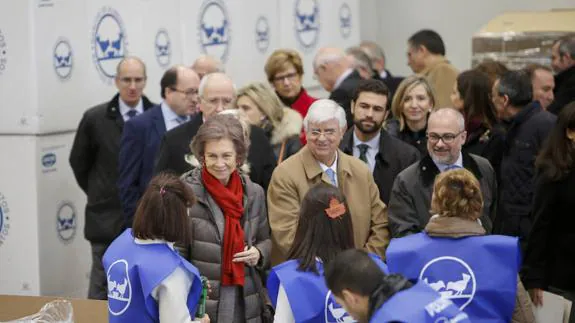 La Reina Sofía saluda a los voluntarios del Banco de Alimentos de Salamanca.