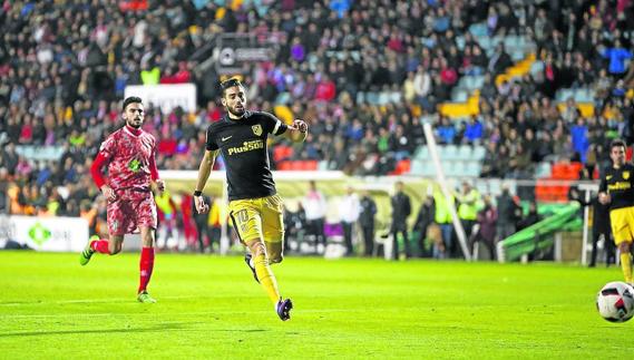 El belga Yannick Carrasco, protagonista del partido, marca en solitario el primero de sus dos goles.  