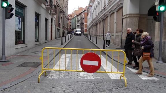 Valla que impide la circulación por la calle Leopoldo Cano, desde Angustias, por el riesgo de derrumbe de un edificio.