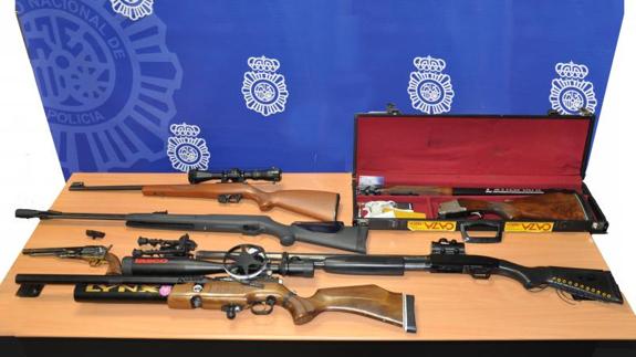 Armas intervenidas a la presunta víctima tras la denuncia del supuesto agresor.