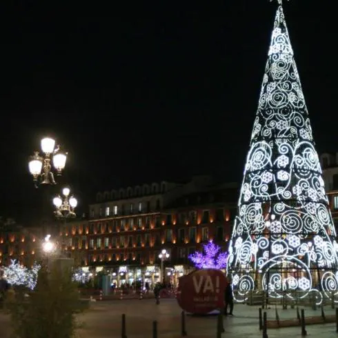 Pruebas de iluminación, este viernes, en el árbol de la Plaza Mayor.