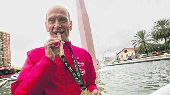 Muñoz Hinojo, de 47 años, con su medalla de ‘finisher’ en el maratón de Valencia y el habano con el que lo celebró