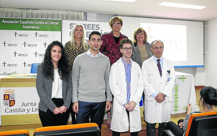 La presidenta de la AECC de Salamanca, con responsables sanitarios y algunos investigadores. 