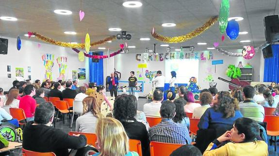 Estudiantes y profesores que asistieron ayer a la entrega de la recaudación.
