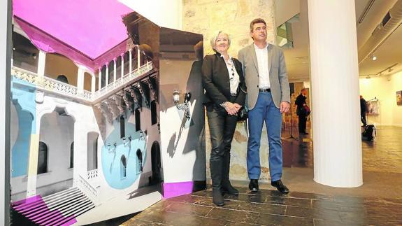 Marina Gómez posa en la sala de exposiciones junto al diputado de Cultura, Julián Barrera. 