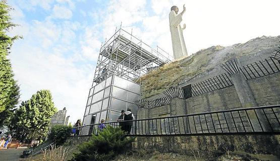 Plataforma instalada a los pies del Cristo del Otero para ver la ciudad.