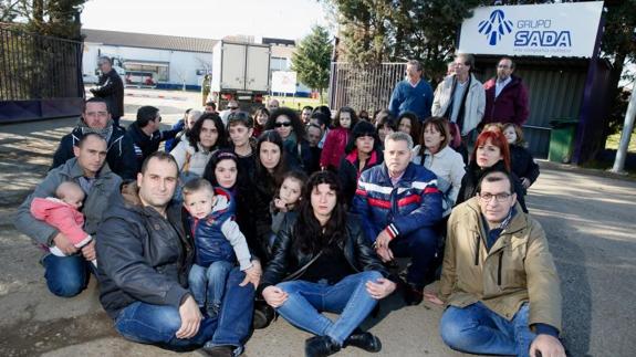 Trabajadores del Grupo Sada y sus familias, a las puertas del matadero que tiene en Valladolid. 
