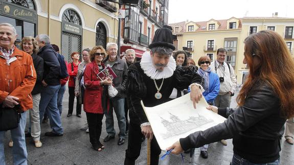 Visitantes en una ruta teatralizada con Juan de Herrera, en la plaza de Portugalete