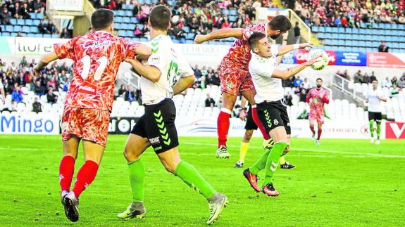 Una acción del Racing de Santander y el CD Guijuelo ayer en El Sardinero. 