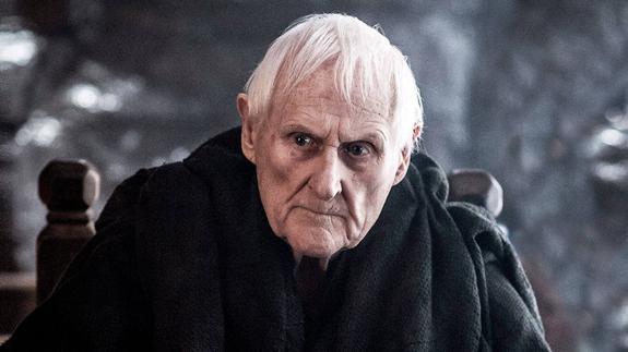 Peter Vaughan caracterizado como Aemon Targaryean.