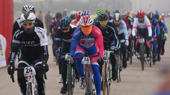 El pelotón, perfectamente pertrechados para evitar el frío. Jota de la Fuente