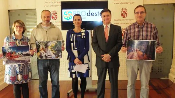 La diputada de Prodestur, Magdalena Rodríguez, y el presidente de la Diputación, Francisco Vázquez, con los ganadores de los premios del concurso de fotografía. Antonio Tanarro
