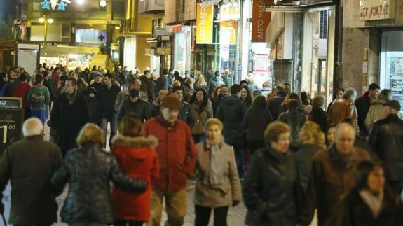 Varias personas caminan por Teresa Gil.