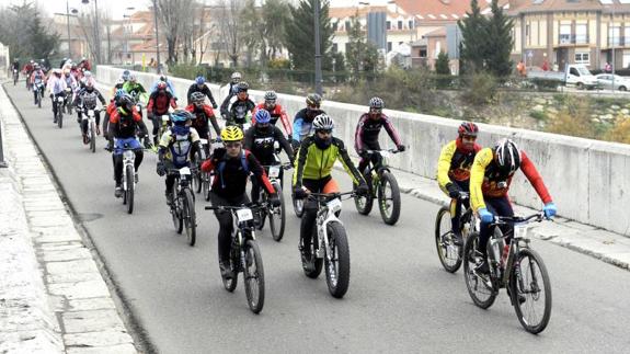 Participantes en la pasada edición de la Bajo Cero Bike, en Tudela de Duero.