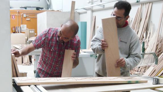 Pablo Saracho (izquierda), en su taller.El Norte