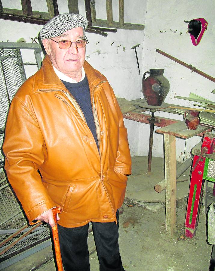 Ángel Francisco Cívicos posa junto a alguna de sus piezas.