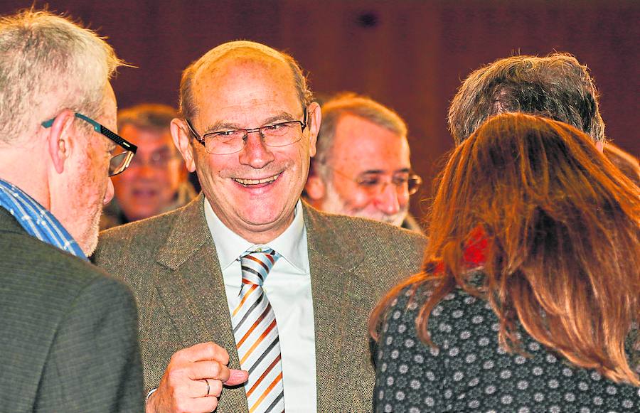 José Miguel López Novoa, rodeado por compañeros y amigos durante el homenaje. 