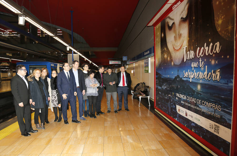 La comitiva, en la mañana de este miércoles, frente al cartel de la estación de metro de Chamartín. 