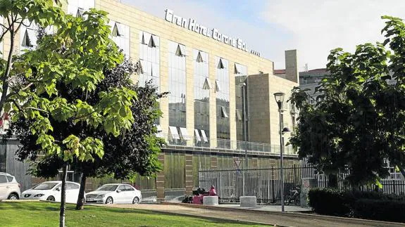 El hotel Corona Sol, con la elevación de la calle Víctor García de la Concha en primer término.