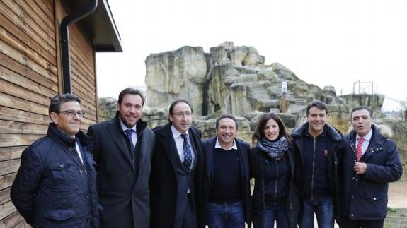 Óscar Puente y Alfonso Polanco, segundo y tercero por la izquierda, con los integrantes de la Fundación Eusebio Sacristán y la Fundación La Caixa, ante las instalaciones de La Roca, en Palencia. ANTONIO QUINTERO