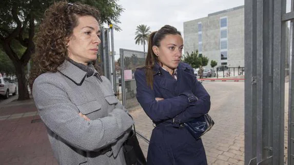 Virginia Martínez y Zaira García, la hermana y la novia del joven agredido.