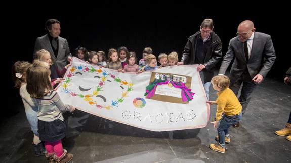 Los pequeños despliegan el ‘collage’ con la ayuda de Enrique Cornejo, Fofito y Jesús Julio Carnero.