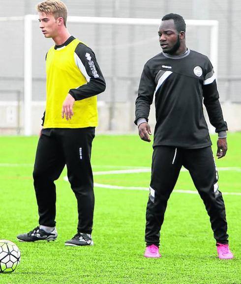 Lionel Lago, a la derecha, durante un enternamiento de Unionistas. 