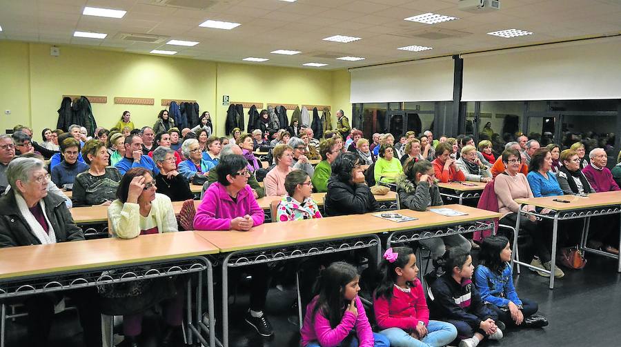 Asistentes a la charla impartida por Vanesa Muela ayer en Ciudad Rodrigo. 
