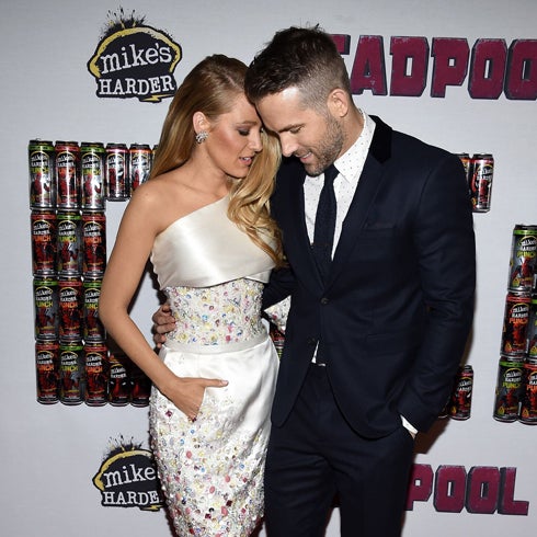 Blake Lively y Ryan Reynolds posan con sus hijas