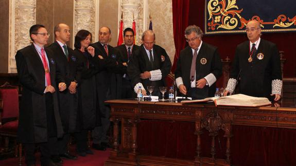 La junta de gobierno del Colegio de Abogados de Palencia, con el fiscal jefe, el presidente de la Audiencia Provincial y el decano de los abogados. 