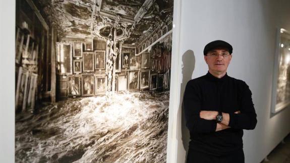 Oablo Genovés, junto a una de sus fotografías. 