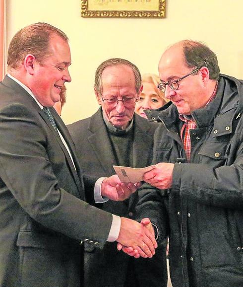 Entrega simbólica de una de las ayudas de la Fabrés. 
