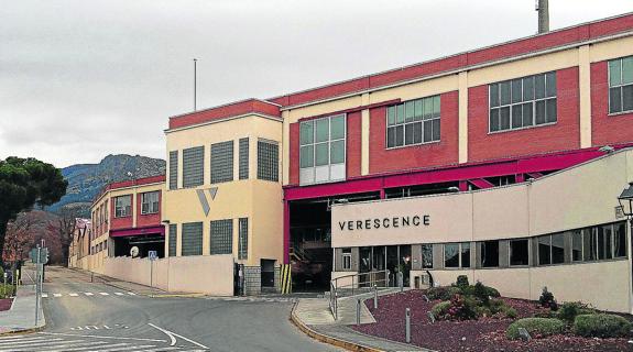 Entrada principal a la fábrica de Verescence en La Granja de San Ildefonso, con el nuevo logotipo corporativo y el nombre en la fachada. 