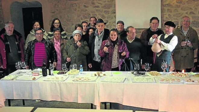 Asistentes a la presentación-degustación de aceite de Lagunilla y de quesos de Lagunilla y de Santibáñez de la Sierra. 