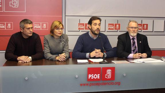 Diputados del PSOE, este lunes, en la sede del partido.