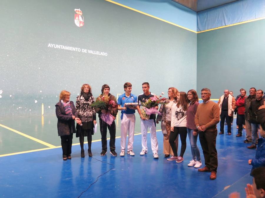 Carlos Baeza recibe el homenaje de su pueblo