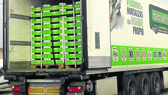 El tráiler con los productos donados por la empresa Tabuenca. 