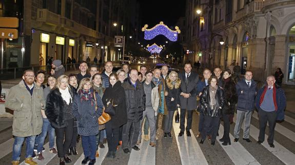 Comerciantes y hosteleros de Miguel Íscar festejan la nueva iluminación navideña. 