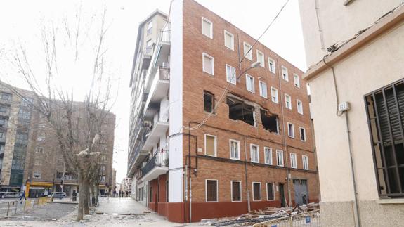 El entorno del edifcio edificio donde se produjo la explosión sigue acordonada.