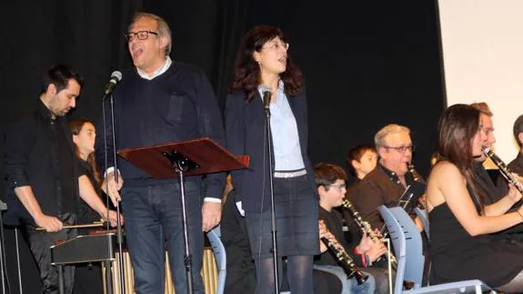 José Antonio Martínez Bermejo y Ana Redondo cantan villancicos con la banda de la Escuela de Música