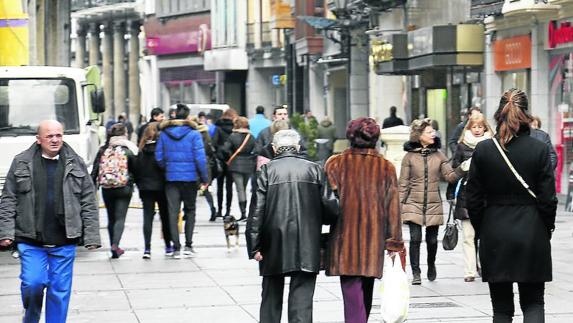 Palentinos caminan por la Calle Mayor. 